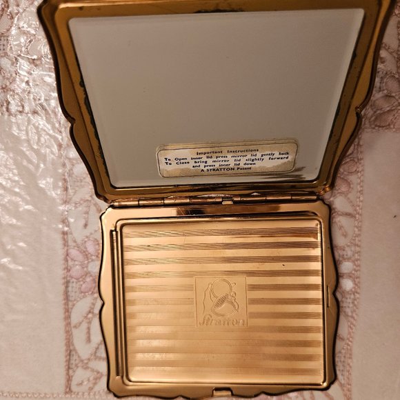 Vintage Courting Compact - Picture 7 of 13